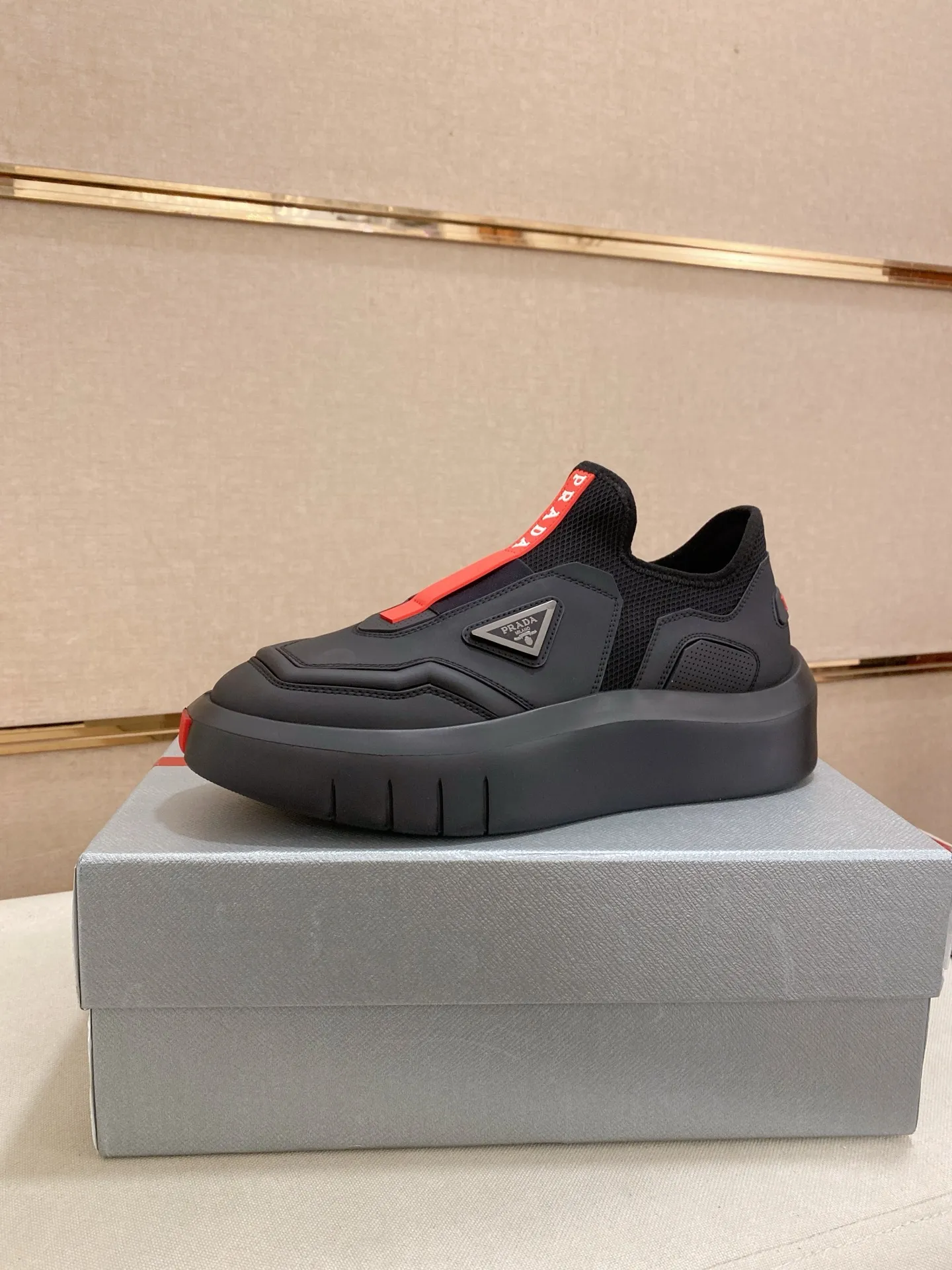 Men's shoes 💰 620💰 ✔️✔️✔️High-quality new PRADA counters are launched simultaneously, new men's shoes, 😘fabrics are selected from breathable fly-knit fabrics. Lining: Imported cowhide leather lining. 👍🏿High-end☄️Open-molded non-slip rubber outsole, exquisite lines, simple and elegant, comfortable and high-end for leisure travel. Code number: 38 to 45
